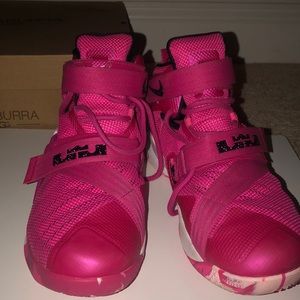 Lebrons basketball shoe